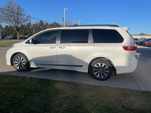 Used 2020 Toyota Sienna XLE image 9