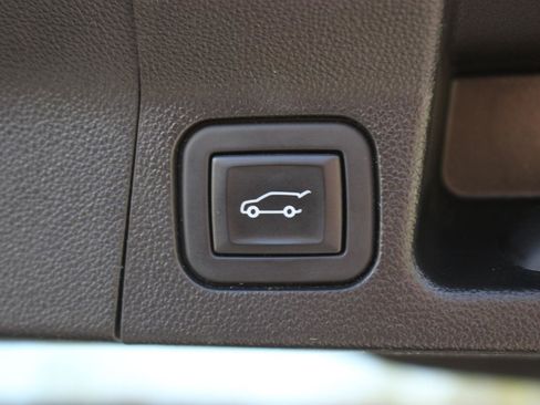 Used 2023 GMC Acadia SLE w/ Driver Convenience Package FWD image 12