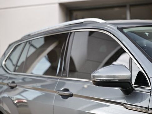 Used 2022 Volkswagen Tiguan SE image 3