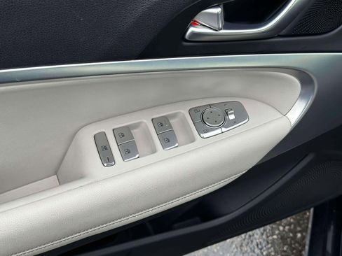 Used 2024 Genesis G70 2.5T image 17