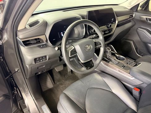 Used 2024 Toyota Highlander Limited FWD image 33