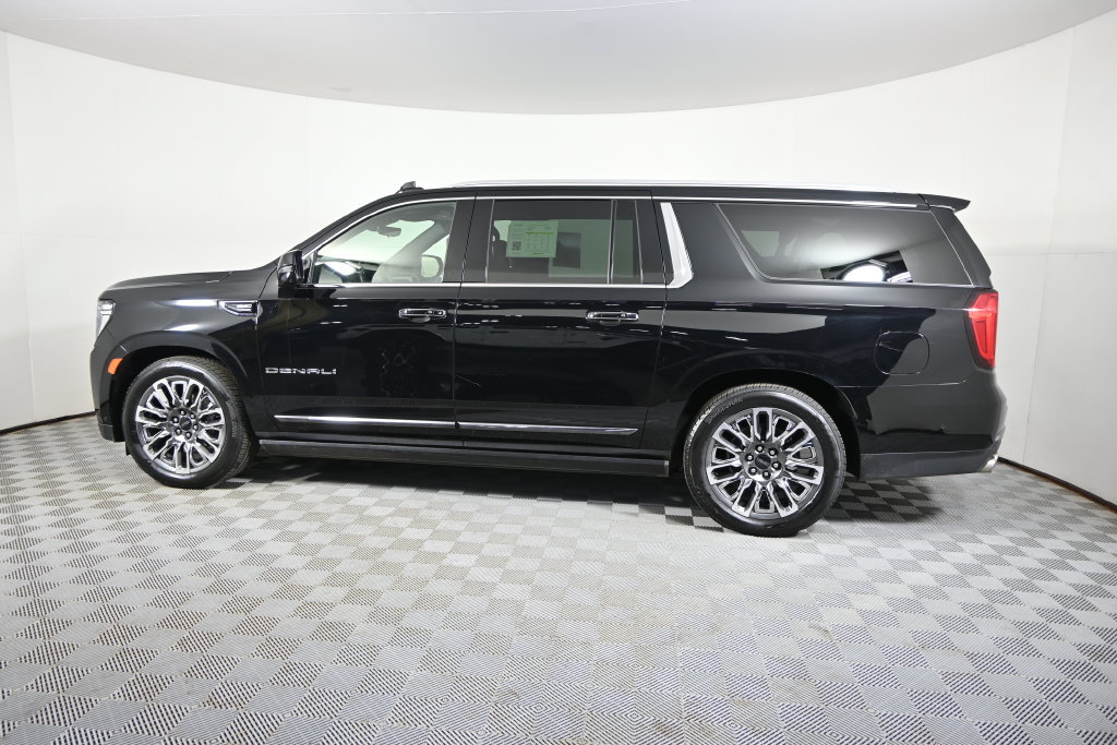 Used 2024 GMC Yukon XL Denali Ultimate AWD/4WD image 3