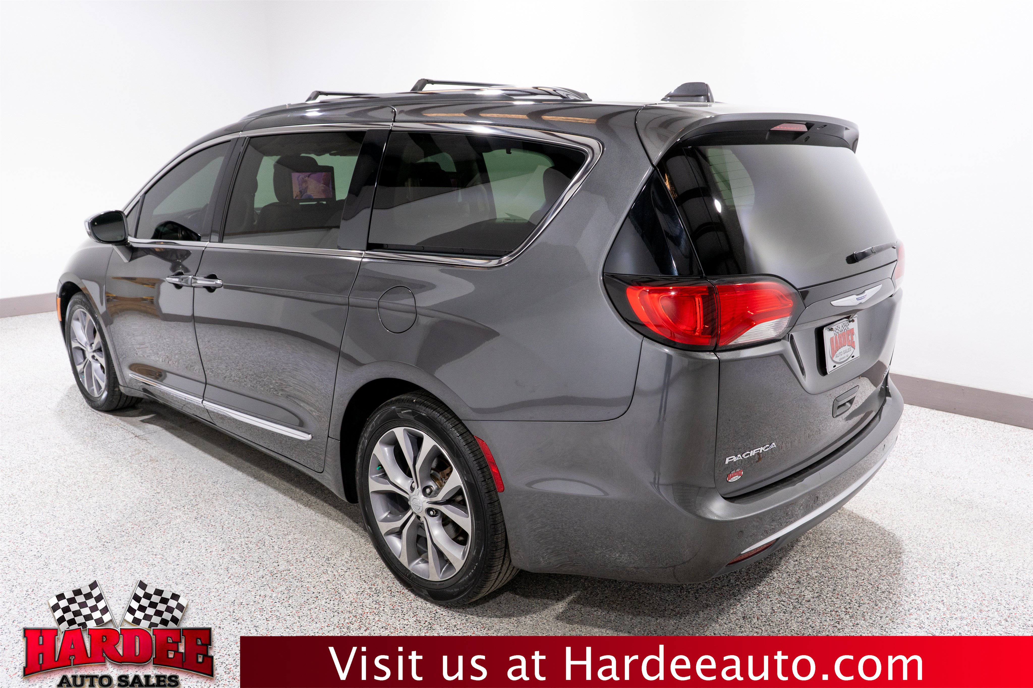 Used 2019 Chrysler Pacifica Limited w/ Tire & Wheel Group FWD image 3