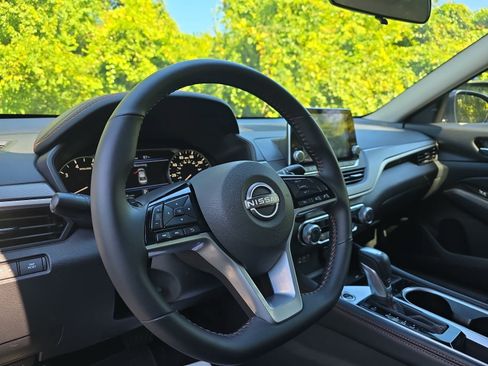 Used 2025 Nissan Altima 2.5 SR FWD image 12