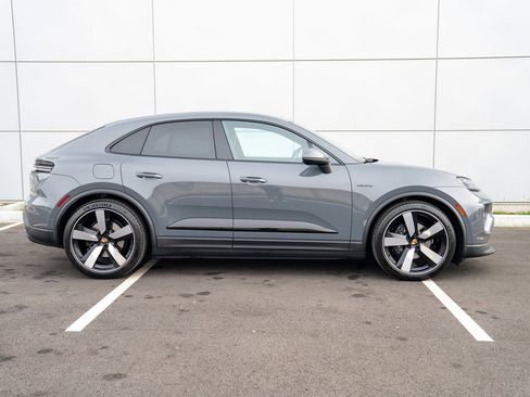 Certified 2025 Porsche Macan Electric image 8