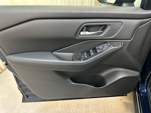 Certified 2025 Nissan Rogue SV image 26