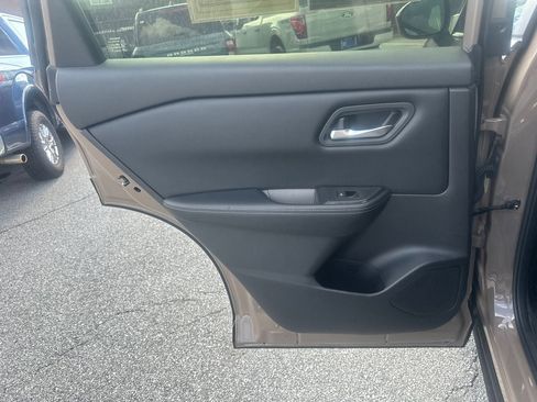 Used 2025 Nissan Rogue SV AWD/4WD image 24