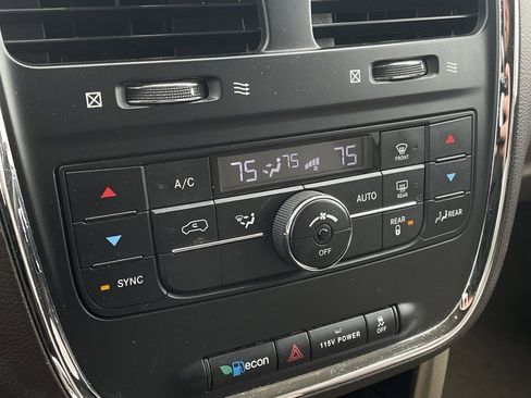 Used 2013 Chrysler Town & Country Touring image 16