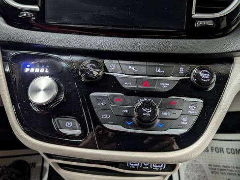 Used 2024 Chrysler Pacifica Touring-L image 10