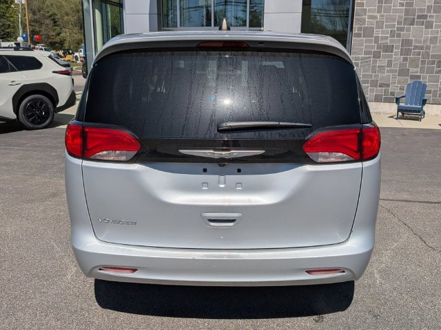Used 2023 Chrysler Voyager LX FWD image 4