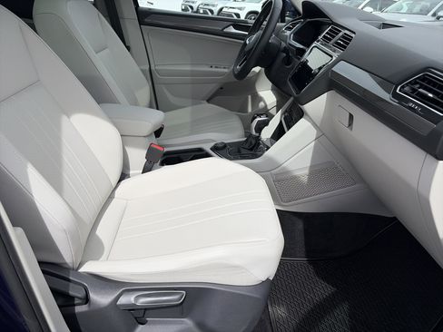 Used 2023 Volkswagen Tiguan SE w/ Panoramic Sunroof Package AWD/4WD image 10