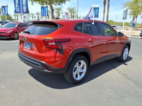 Used 2024 Chevrolet Trax LS w/ LS Convenience Package FWD image 4