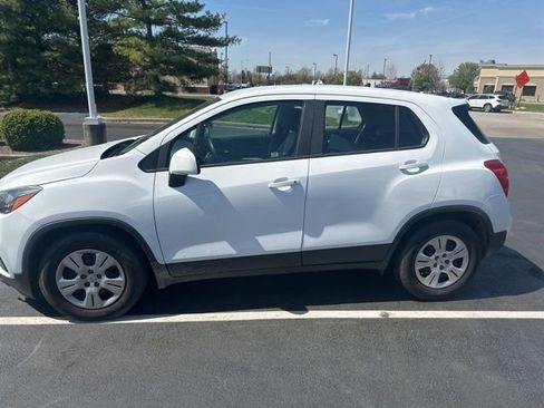 Used 2018 Chevrolet Trax LS image 2