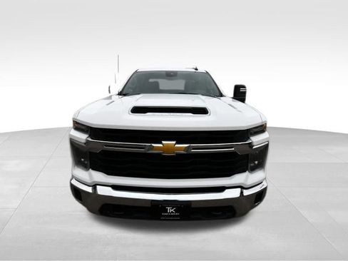Used 2024 Chevrolet Silverado 2500 LT AWD/4WD image 11