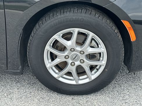 Used 2023 Chrysler Pacifica Touring-L FWD image 12
