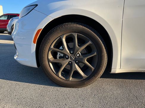 Used 2021 Chrysler Pacifica Touring-L w/ Uconnect Theater Family Group image 7