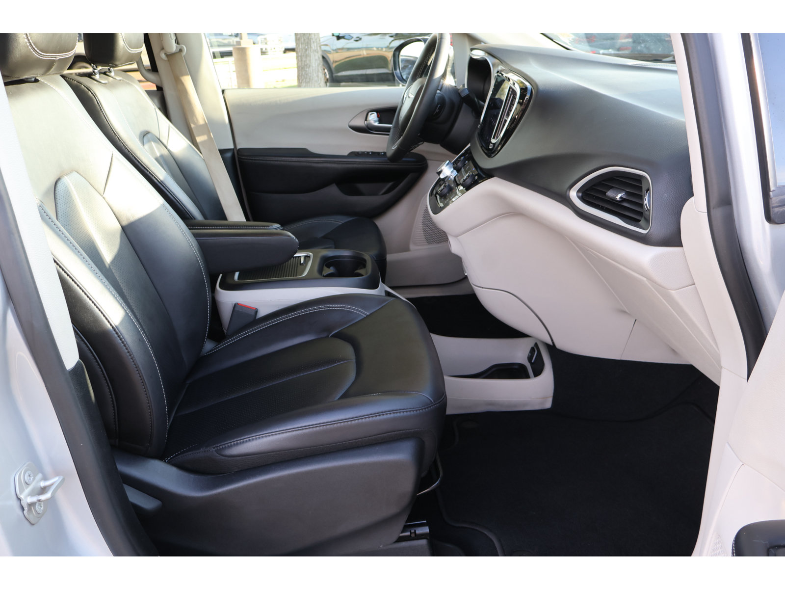 Used 2024 Chrysler Pacifica Touring-L FWD image 15