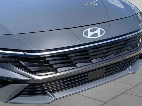 Used 2025 Hyundai Elantra Limited FWD image 32