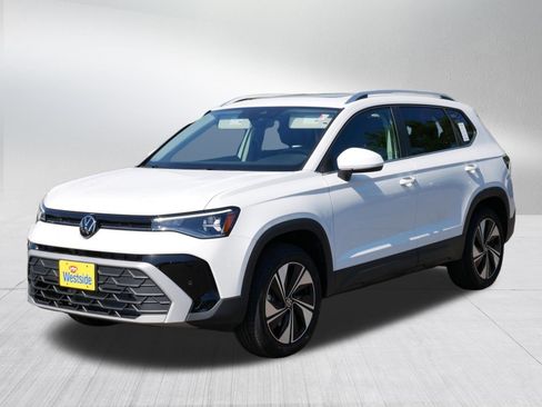 Certified 2025 Volkswagen Taos SE w/ Panoramic Sunroof Package AWD/4WD image 3