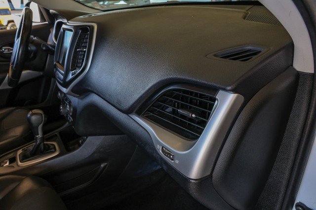 Used 2018 Jeep Cherokee Latitude Plus w/ Comfort/Convenience Group FWD image 34