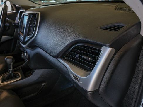 Used 2018 Jeep Cherokee Latitude Plus w/ Comfort/Convenience Group FWD image 34