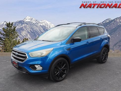 Used 2017 Ford Escape SE w/ SE Sport Appearance Package AWD/4WD image 1