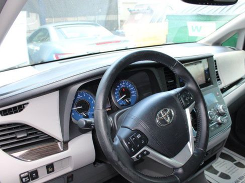 Used 2015 Toyota Sienna XLE FWD image 20