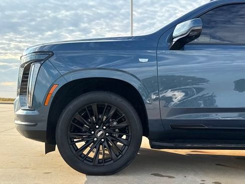 Used 2025 Cadillac Escalade Premium Luxury RWD image 5