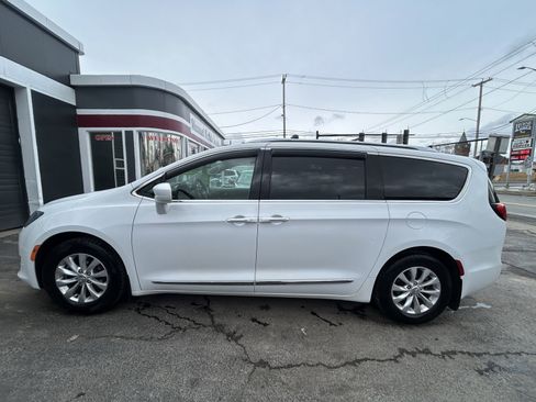 Used 2018 Chrysler Pacifica Touring-L image 5