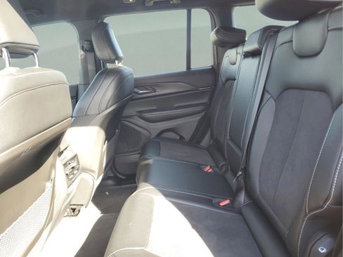 Certified 2025 Jeep Grand Cherokee Altitude image 10