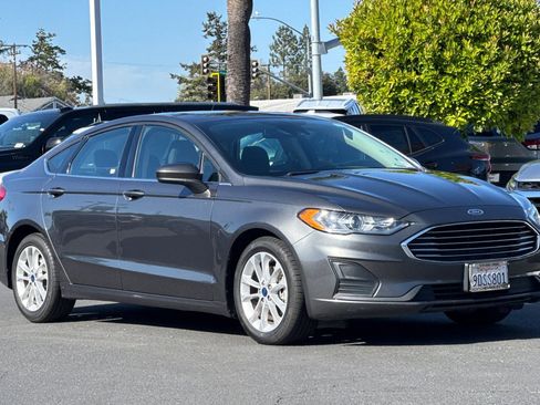 Used 2020 Ford Fusion SE FWD image 2