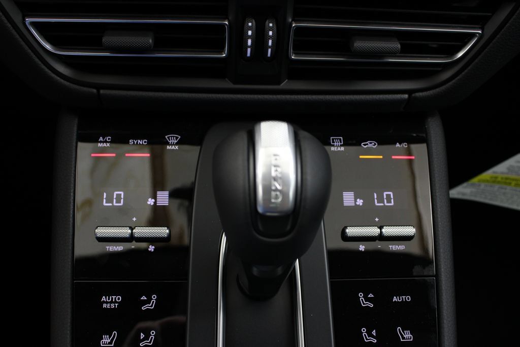 Certified 2025 Porsche Macan AWD/4WD image 34