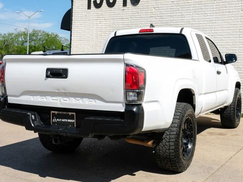 Used 2018 Toyota Tacoma SR image 7