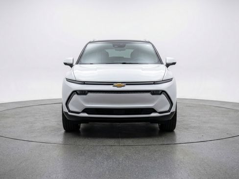 Used 2025 Chevrolet Equinox LT FWD image 2