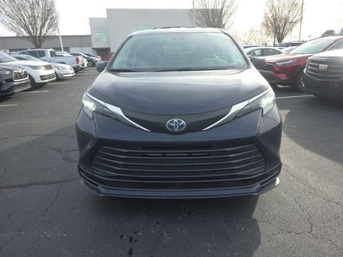 Used 2024 Toyota Sienna LE image 2