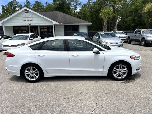 Used 2018 Ford Fusion SE w/ Fusion SE Technology Package image 4