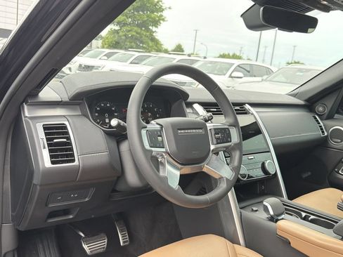 Used 2024 Land Rover Discovery Dynamic SE AWD/4WD image 10