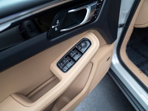 Certified 2026 Porsche Macan AWD/4WD image 18