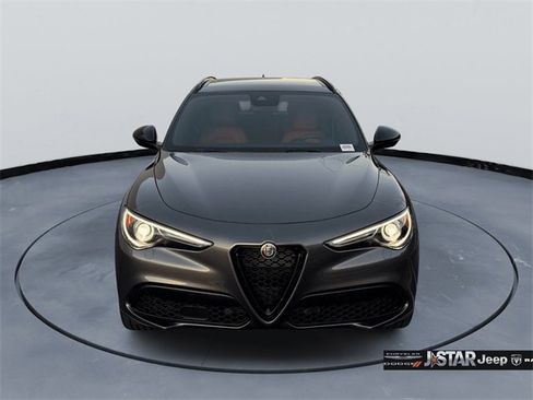 Used 2023 Alfa Romeo Stelvio Veloce image 2