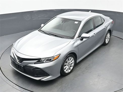 Used 2020 Toyota Camry LE image 32