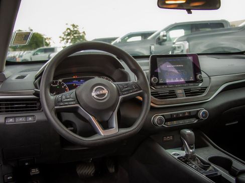 Used 2025 Nissan Altima 2.5 SV FWD image 5