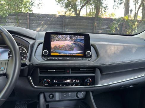 Used 2025 Nissan Rogue SV FWD image 17