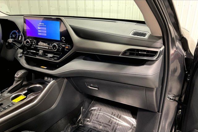 Used 2023 Toyota Highlander Limited AWD/4WD image 16