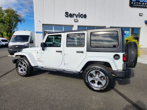 Used 2018 Jeep Wrangler Unlimited Sahara AWD/4WD image 10