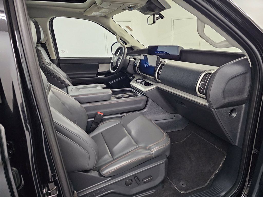 Used 2025 Ford Expedition Active AWD/4WD image 24