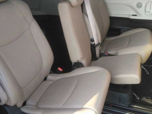 Used 2024 Toyota Sienna XLE FWD image 5