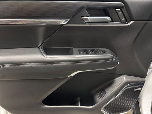 Used 2025 GMC Acadia Elevation image 15