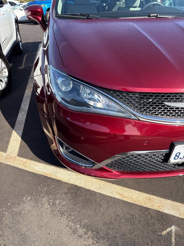 Used 2019 Chrysler Pacifica Touring Plus w/ Advanced Safetytec Group FWD image 3