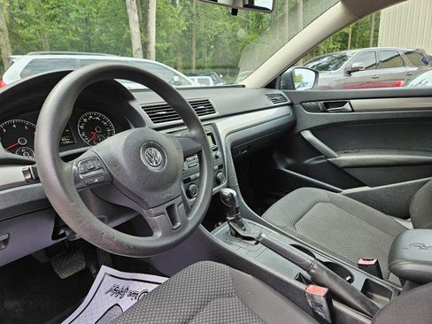 Used 2013 Volkswagen Passat S image 20