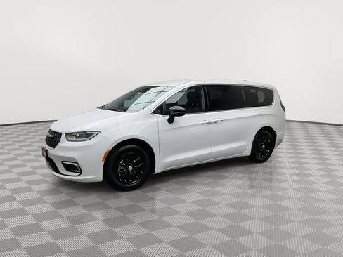 Used 2025 Chrysler Pacifica Select image 34